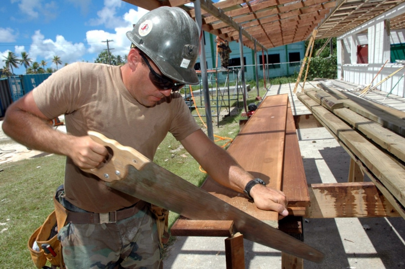 menuisier-FAYENCE-min_worker_construction_building_carpenter_male_job_build_helmet-893290